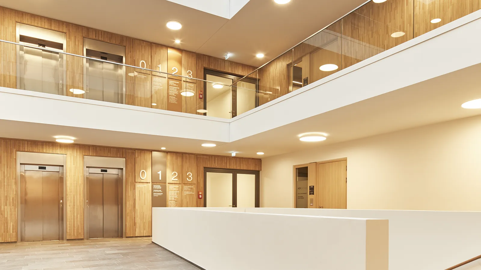 Ärztehaus am Phoenixsee – Akustikwände und Orientierungselemente