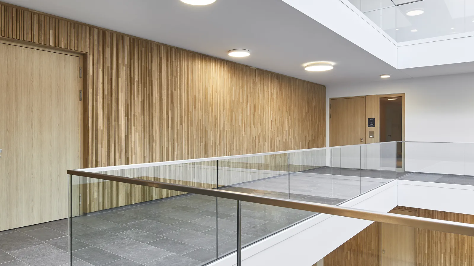 Detail – Randleisten an Laibungen und Sockelleisten