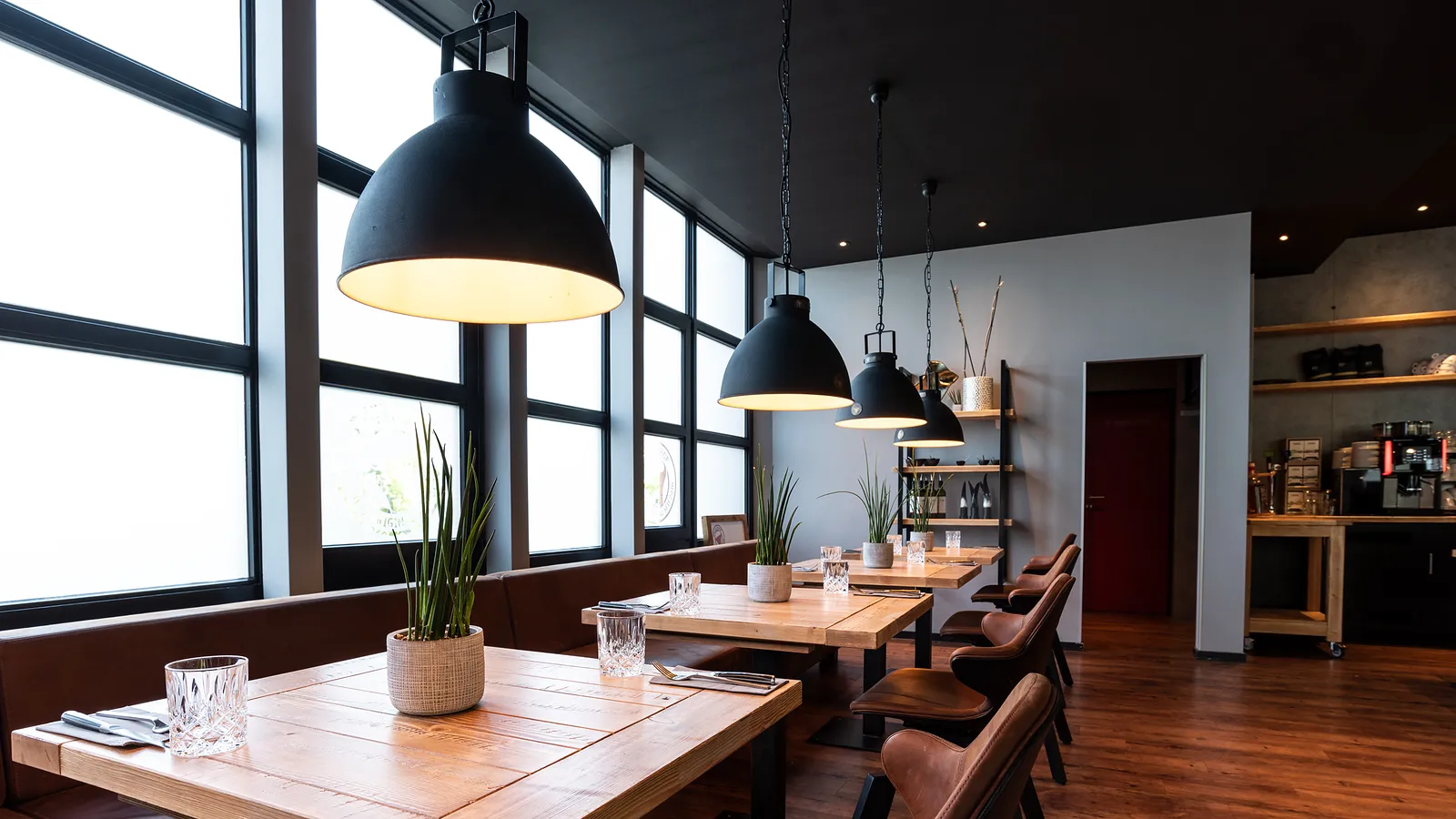 Filetshop Unna – Theke mit Präsentationsfläche und Sitzbereich