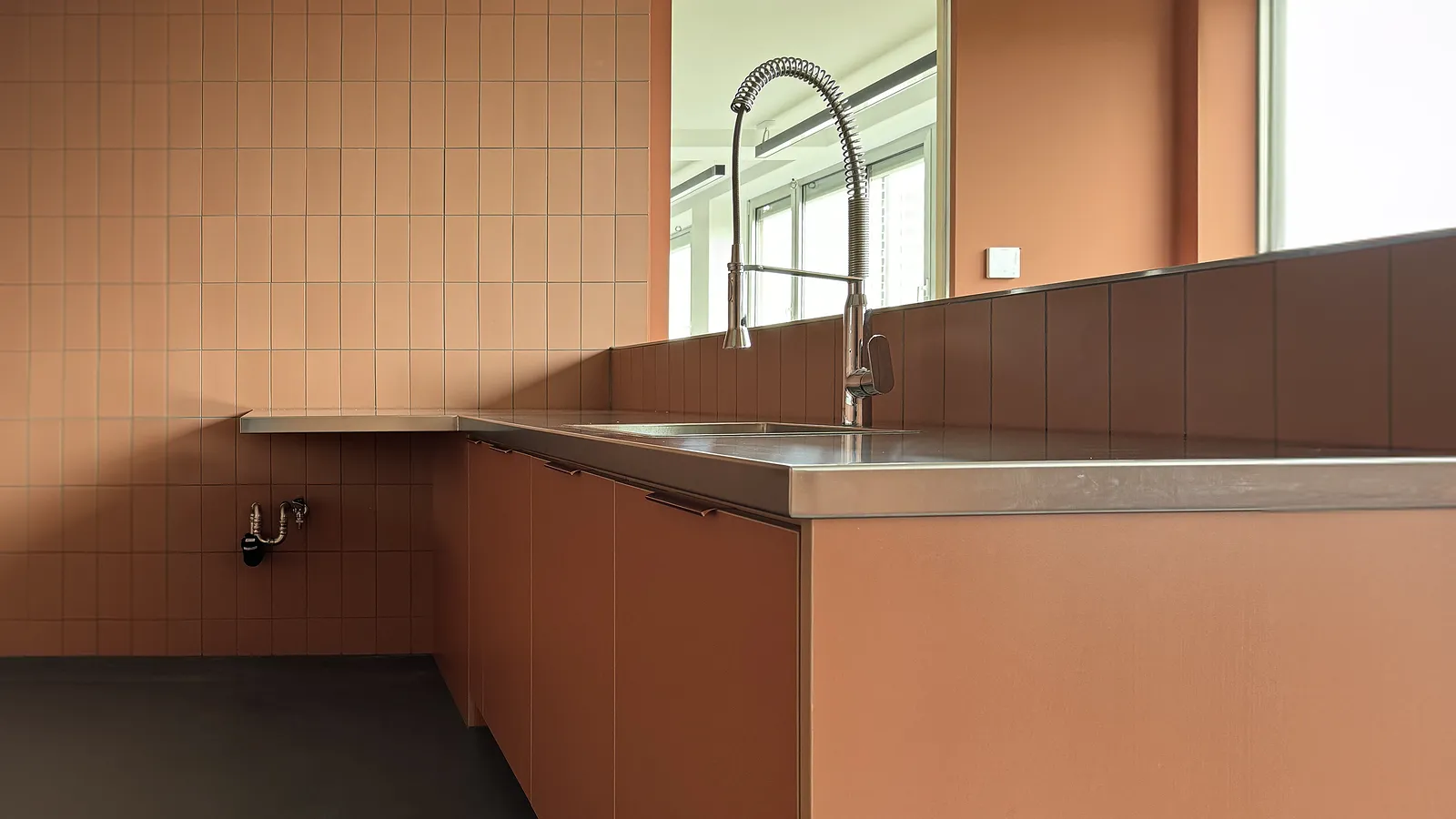 Teekanne Düsseldorf – Empfangsbereich mit ruhiger Linienführung