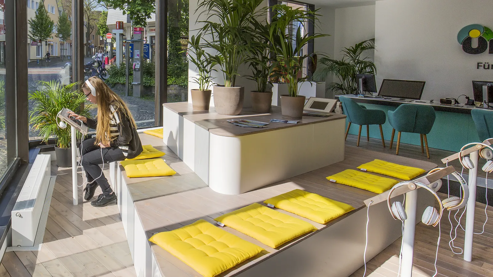 Urlaubsguru Unna – Sitzpodest mit Medienintegration und Counter