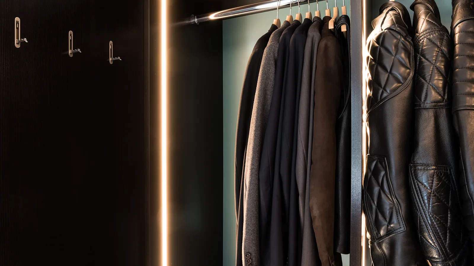 Begehbare Ankleide mit ruhiger Linienführung