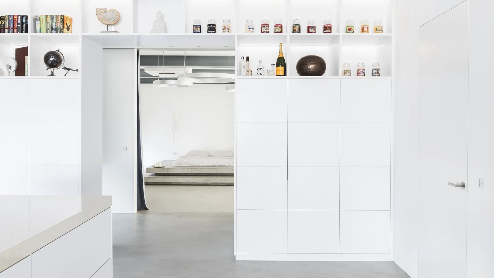 Ankleidezimmer mit klarer Linienführung