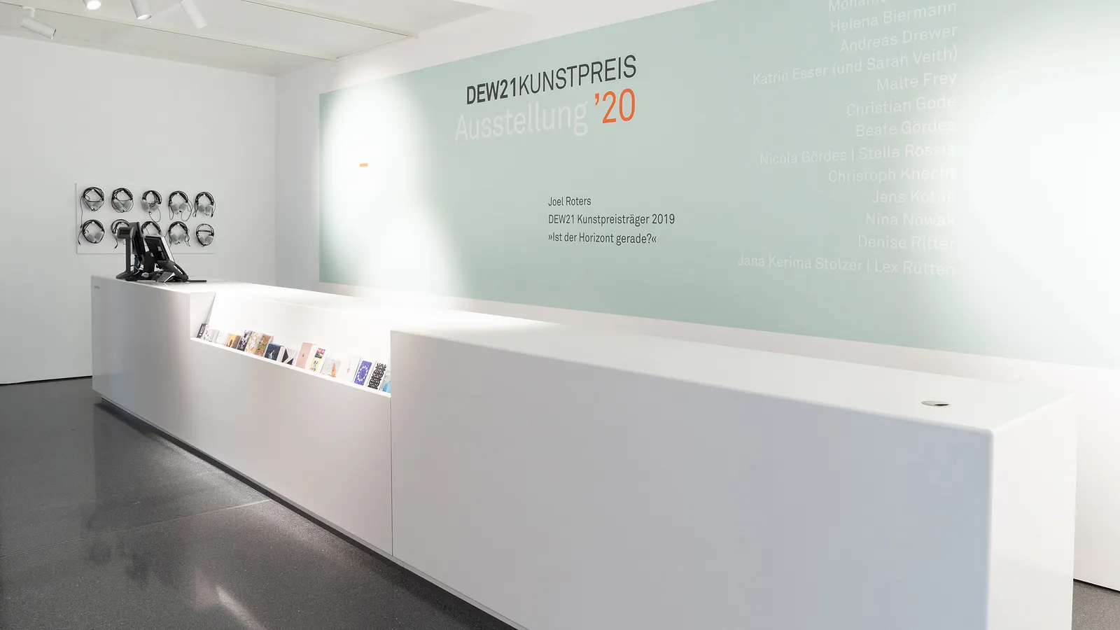 Empfangsbereich mit ruhiger Thekengeometrie