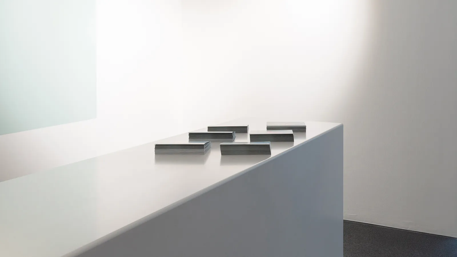 Empfangstheke mit Beleuchtung und CI-Elementen