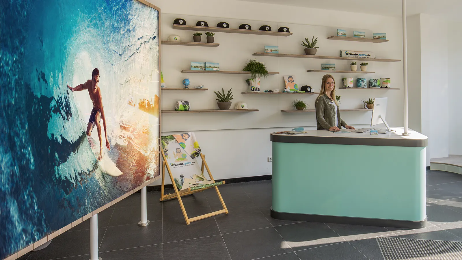 Ladenbereich mit Beleuchtung und CI-Elementen