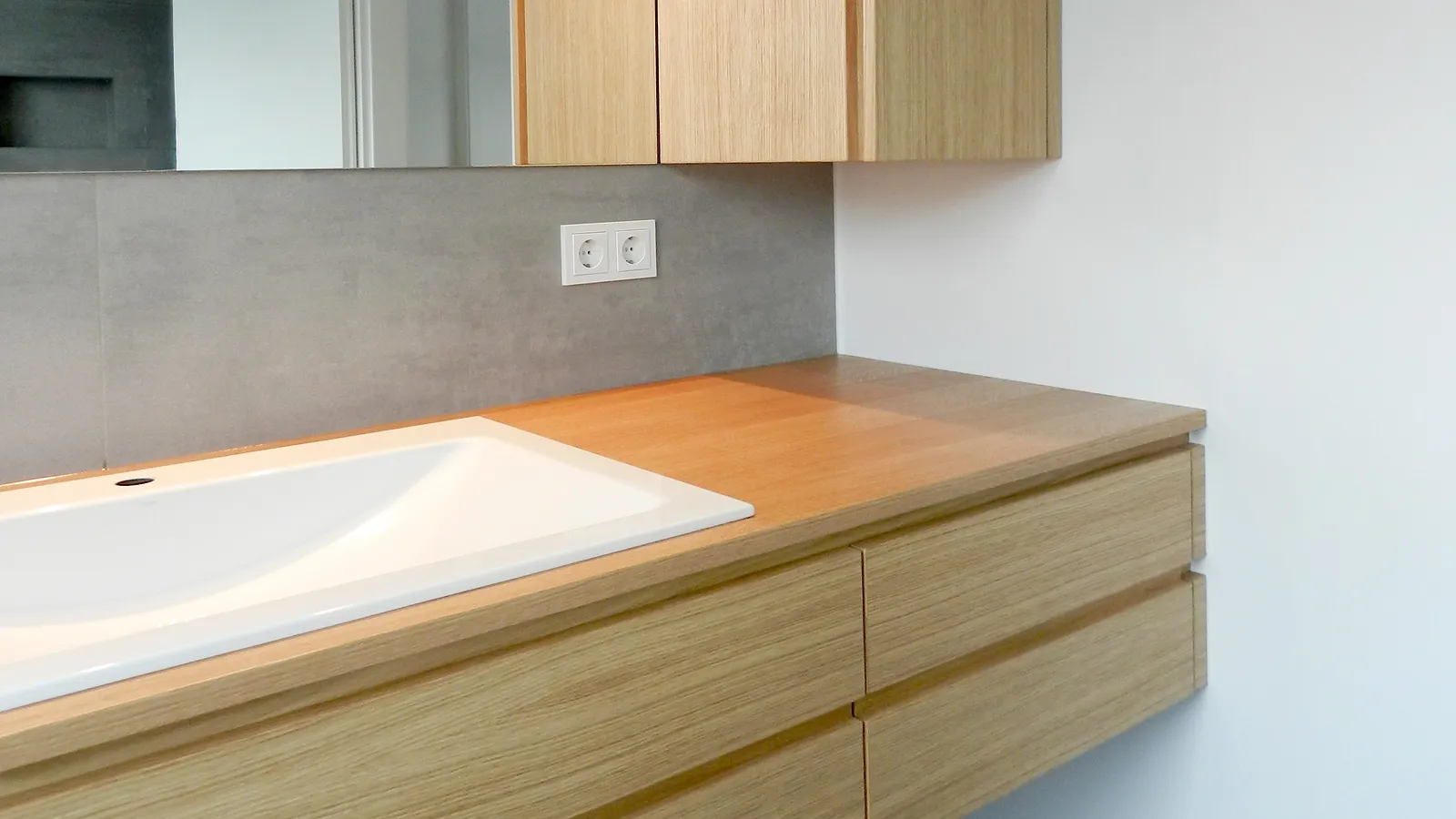 Waschtisch mit passgenauen Ausschnitten und ruhigem Fugenbild