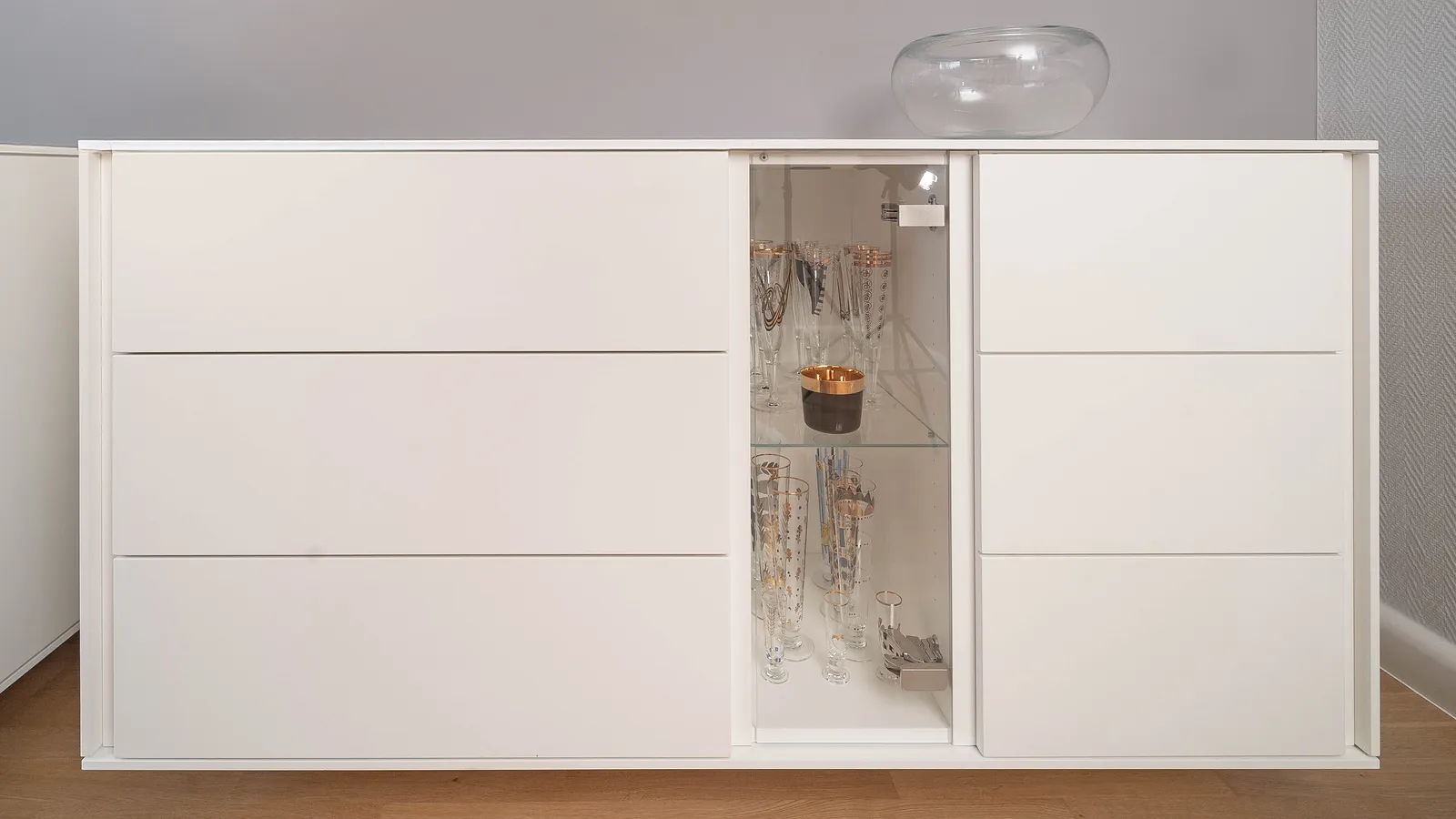 Wohnmöbel mit ruhiger Linienführung