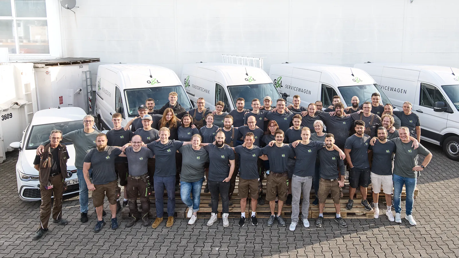 Teamarbeit im Innenausbau – moderne Werkstatt und Montage